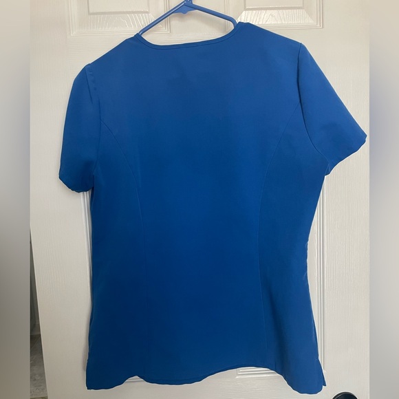 FIGS original one pocket scrub top. Medium in Royal Blue. - Picture 3 of 3